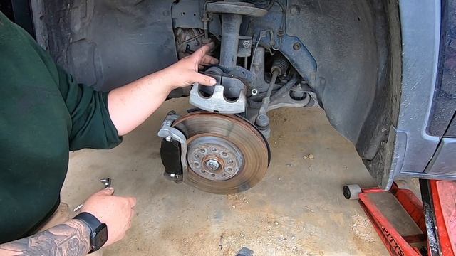 Replacing Brake Pads On A 2014+ Jeep Cherokee KL смотреть онлайн