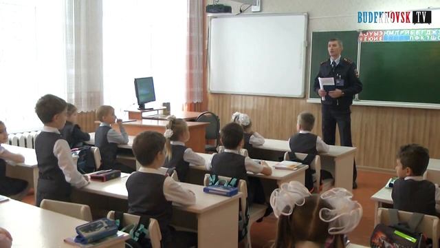 В преддверии новогодних каникул сотрудники МРЭО ГИБДД г. Будённовска побывали в школе №3 с.Праскове смотреть онлайн