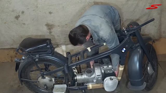 Сборка мотоцикла BMW R12 1941 года\ 1941 BMW R12 Motorcycle Assembly