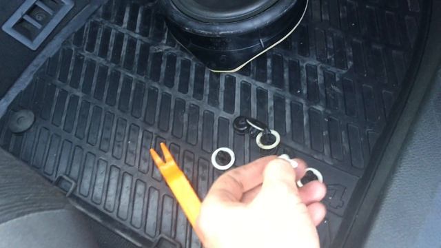 О снятии обшивки передней двери Audi A4 B7 смотреть онлайн