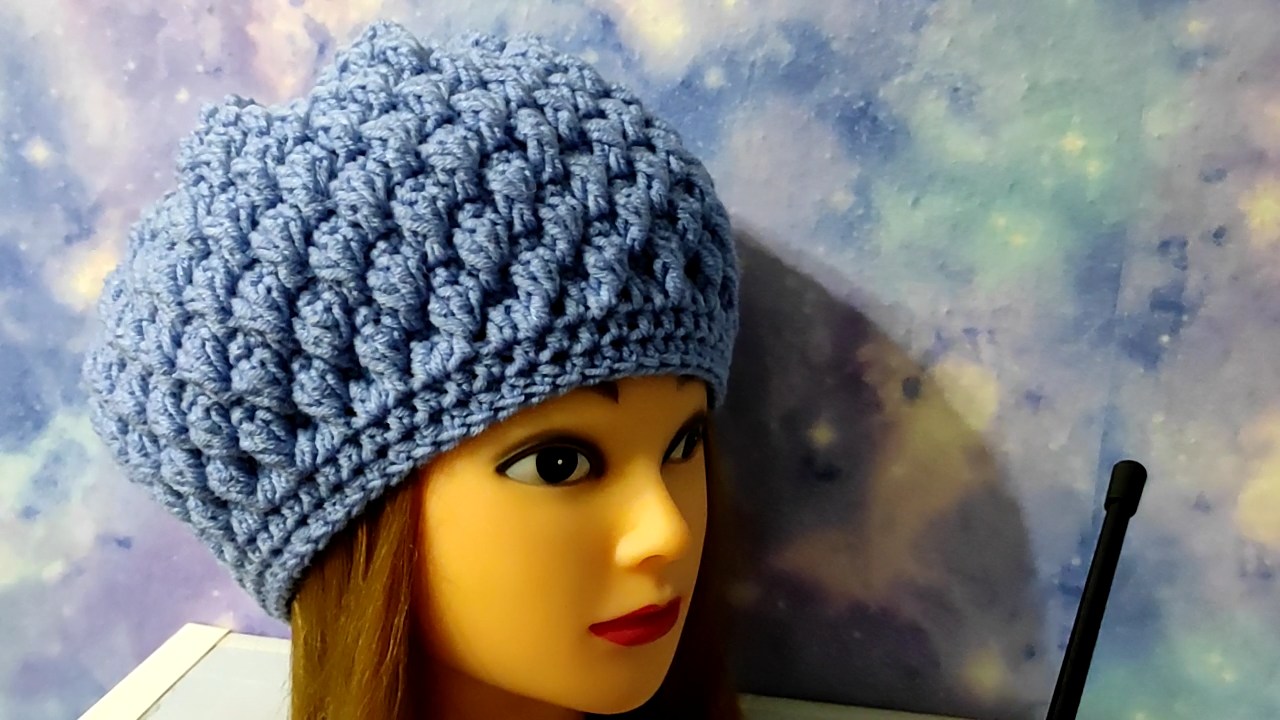 Берет-шапочка объемным узором крючком. Берет для начинающих. смотреть онлайн