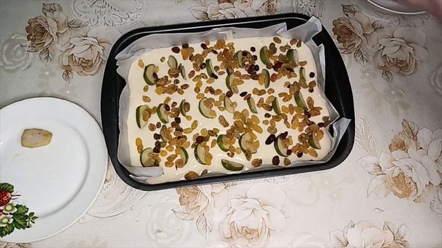 Пирог с ягодами фейхоа изюмом и шоколадом. смотреть онлайн