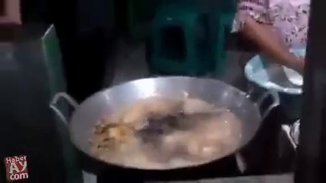 Этой женщине даже кипящее масло нипочём! смотреть онлайн