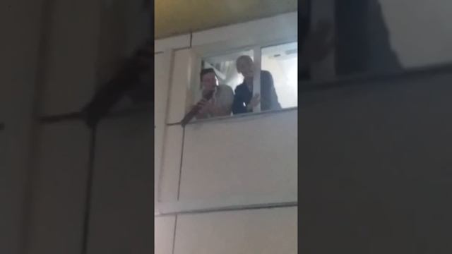 SHAMAN после концерта в Симферополе спел из окна гримерки вместе со зрителями песню "Я русский". смотреть онлайн