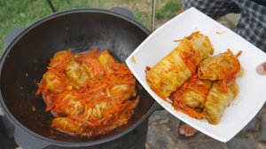 Показываю как вкусно приготовить голубцы в казане на костре.