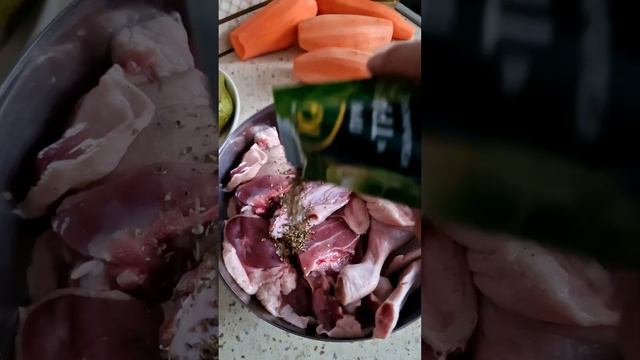 Утка тушеная на фруктах #уткасяблоками #рецептутки #жаримутку #дичь #рецепт #бородинский #айва смотреть онлайн