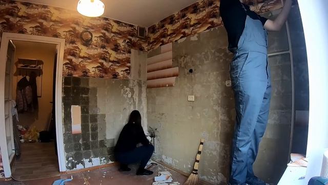 РЕМОНТ Кухни и Коридора для Мамы своими руками - Демонтаж. ч1. смотреть онлайн
