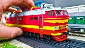 Наши поезда №3 ЭЛЕКТРОВОЗ ЧС4Т и рельсы 1/87. Про машинки.