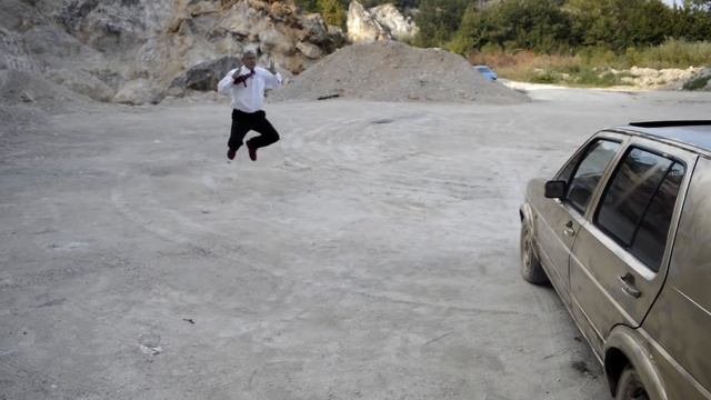 Driving Wrecked Cars in Traffic смотреть онлайн