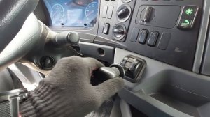 Как принудительно опустить подъёмную ось на полуприцепе. Опустить ленивец прицепа.