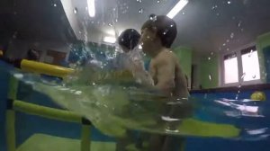 дети 2 года в группе, плавать раньше чем ходить, раннее плавание