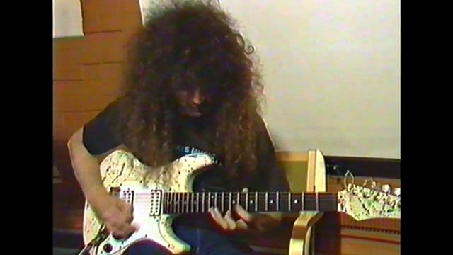 Vinnie Moore improvises -Rare footage- смотреть онлайн