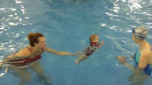Плавание грудничков - нырки через себя! Малыш делает сальто назад...