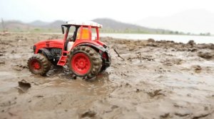 Машинки ездят по грязи на берегу