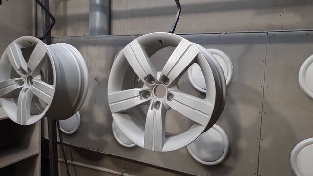 Черно-красные диски на Audi TT.