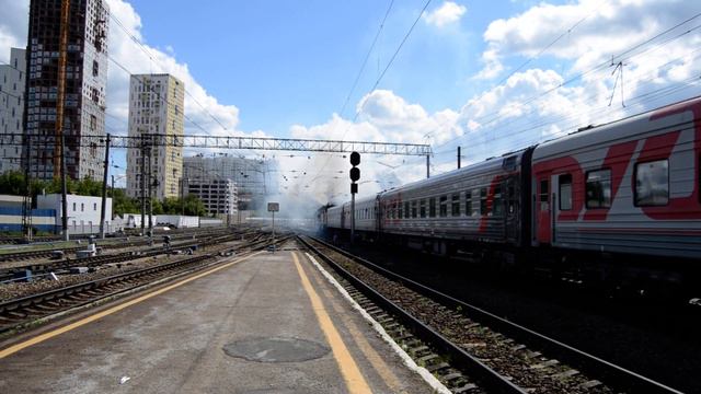 Тепловоз 2ТЭ10У-0213 с поездом 379 Новый Уренгой - Оренбург отправляется со станции Екатеринбург Па