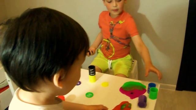 Марк и Рома первое видео продолжение распаковка лизунов.mp4