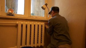 Ставим кран на батарею.We put a tap on the battery.