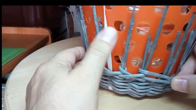Вазочка с ажуром на деревянном дне смотреть онлайн