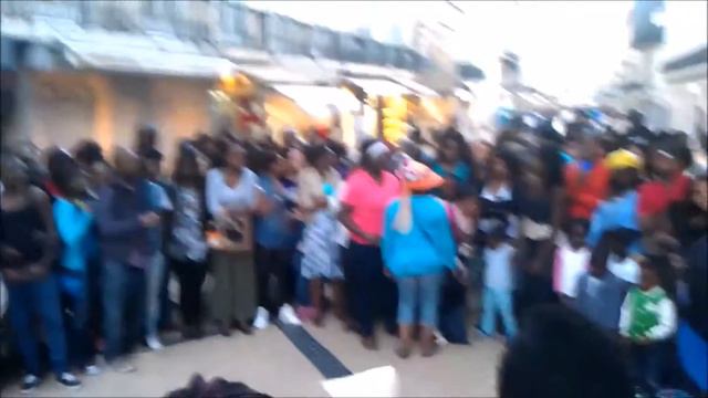 Африканские женщины танцуют. Хороший пример непосредственности и позитива. смотреть онлайн