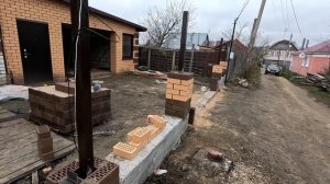 Делаем забор на участке с уклоном. Кладка облицовочного кирпича.