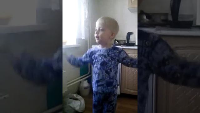 Младший брат танцует танец Злые птички в Just Dance смотреть онлайн