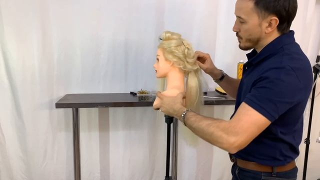 Вечерняя прическа с элементами из жгутов смотреть онлайн