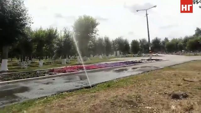 Как поливают цветы в парке культуры и отдыха в Рудном смотреть онлайн