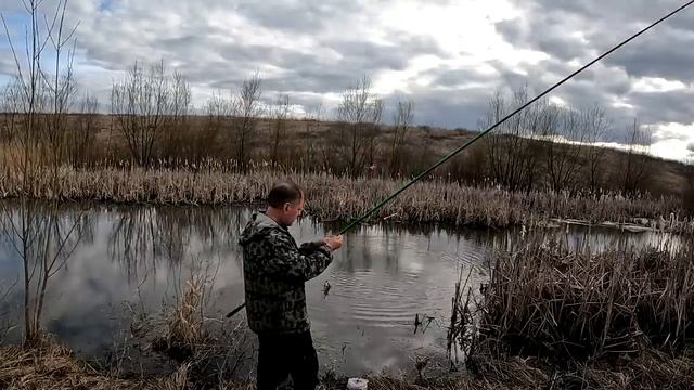 В ЭТОМ БОЛОТЕ КАРАСИ КЛЮЮТ ХОРОШИЕ .РЫБАЛКА 19 АПРЕЛЯ 2023 смотреть онлайн