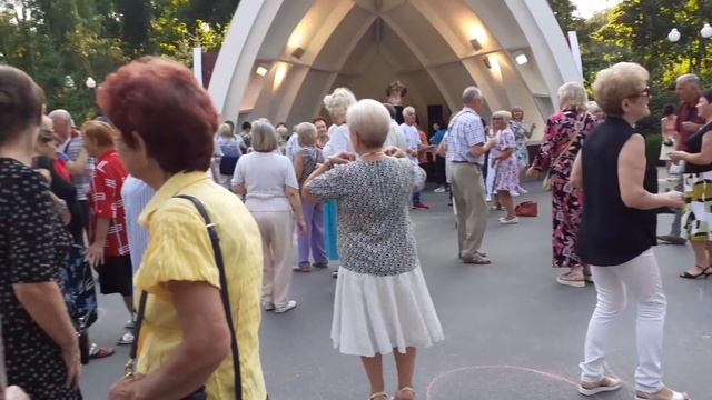 КИС-КИС-КИСА!???/ТАНЦЫ В ПАРКЕ ГОРЬКОГО ХАРЬКОВ ИЮЛЬ 2021