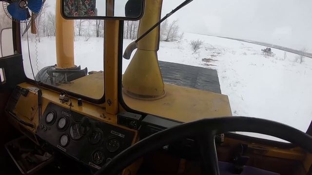Трактор К-701. Вытаскиваю застрявший Т-150К. Пробуем делать снегозадержание. смотреть онлайн
