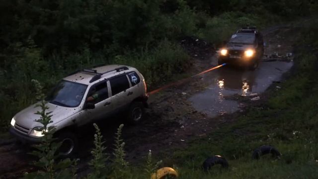 Нива Шевроле вытаскивает Ниссан Террано. Chevrolet NIVA. Nissan terrano смотреть онлайн