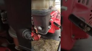 Мотоблок троит, булькает в глушитель, едет рывкамиmp4