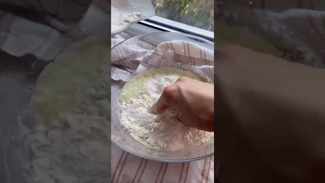 Утопила тесто и готовлю из него пирожочки! смотреть онлайн