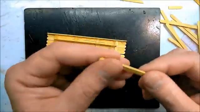 Подставка Для Телефона Из Деревянных Палочек Для Кофе. смотреть онлайн