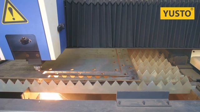 Работа лазерного станка по резке стали 2 мм с источником Raycus 1000 вт и головкой Raytools Кислоро смотреть онлайн