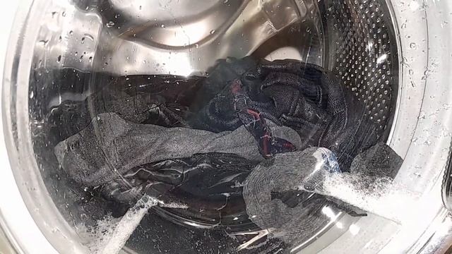 Стирка тёмных вещей - Hotpoint-Ariston - Синтетика 30° 1000, доп.полоскание, быстрая стирка смотреть онлайн