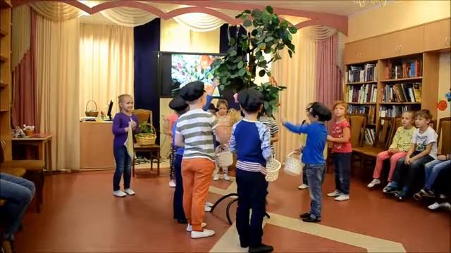 Воспитанники ГБДОУ №355 исполняют хоровод "Яблонька" смотреть онлайн