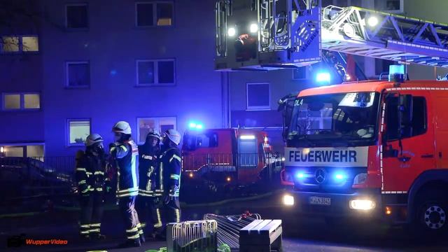 Massiver Großbrand in Köln: Dachstuhl von Schulgebäude in Vollbrand - Canon XF605 | 22.11.2021 смотреть онлайн