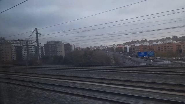 Llegando a Madrid Puerta de Atocha en un tren de Ouigo.com desde Barcelona-Sants. смотреть онлайн