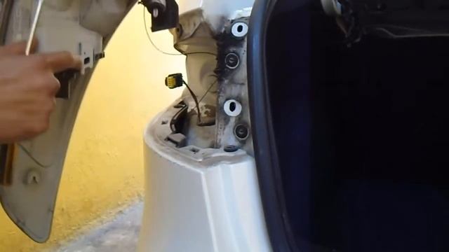 COMO CAMBIAR EL FOCO DE LA LUZ DE STOP O LUZ INTERMITENTE DE NUESTRO RENAULT FLUENCE смотреть онлайн