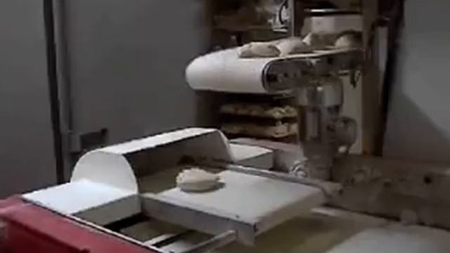 Хлебопекарная полуавтоматическая линия MERAND с горизонтальной тестозакаточной машиной Armor смотреть онлайн