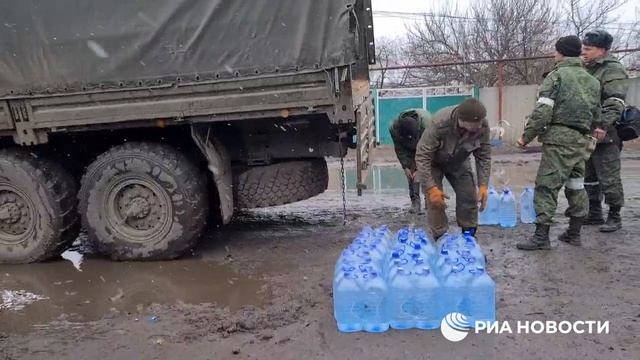 В освобожденную Трехизбенку Луганской области привезли гумпомощь смотреть онлайн