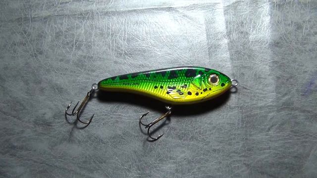 Видеообзор бюджетного джеркбейта Bomber Herky Jerky по заказу Fmagazin