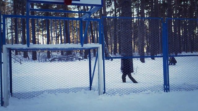 Два друга достают баскетбольный мяч смотреть онлайн