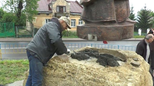 Встановлення пам'ятника Папі Івану Павлу ІІ. (травень 2015) Івано-Франкове. Костел Пресвятої Трійці смотреть онлайн