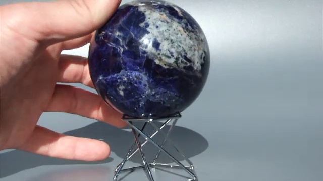 Шар из Содалита диаметром 77 мм из Пакистана смотреть онлайн