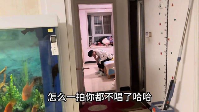 儿子今天碰到高兴事唱起了歌，阿东发现太尴尬，最后结局太逗了 смотреть онлайн