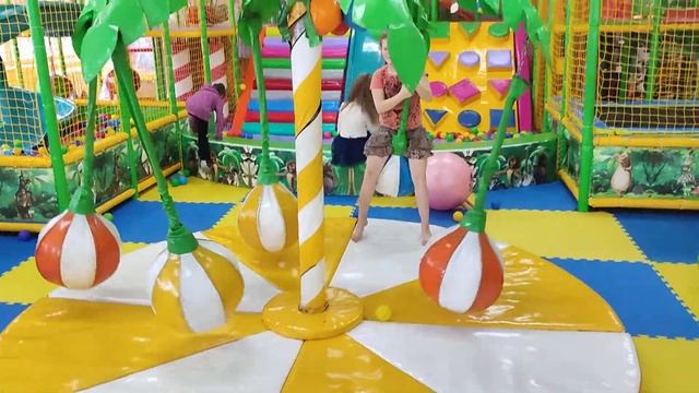 Алиночка 11 лет.В детском развлекательном центре " Мадагаскар" г.Лозовая смотреть онлайн