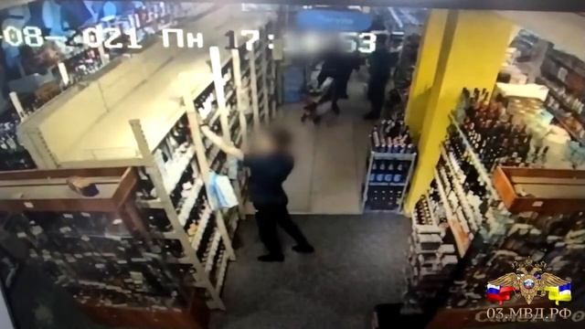 В Улан-Удэ молодой человек ради пикника обокрал магазин смотреть онлайн
